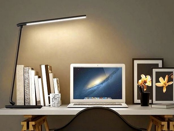 Bố trí đèn bàn phong thủy trên bàn là 1 bí quyết phong thủy tăng lương