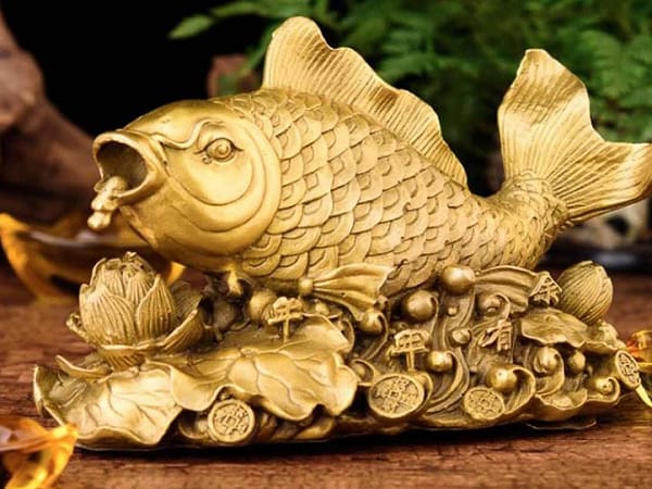 Tượng cá chép hóa rồng là vật phẩm trong nhà hợp mệnh Thủy