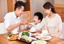 Ngủ mơ thấy ăn cơm dự báo điềm gì? may mắn hay xui xẻo