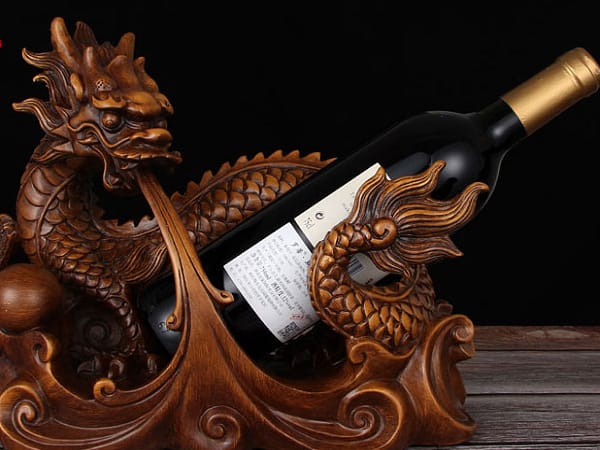 Vật phẩm phong thủy cho tuổi Sửu có rượu vang phong thủy