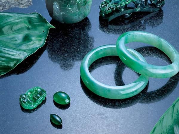 Ngọc Phỉ Thúy hợp mệnh gì và công dụng trong phong thủy