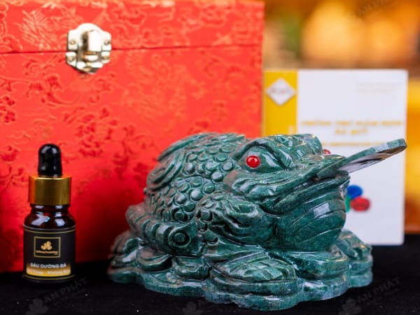 tượng ông cóc đặt bên trái hay phải trong cửa hàng, quầy thu ngân