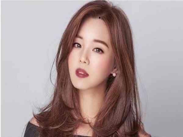 Nốt ruồi trên trán gần chân tóc nói lên điều gì?