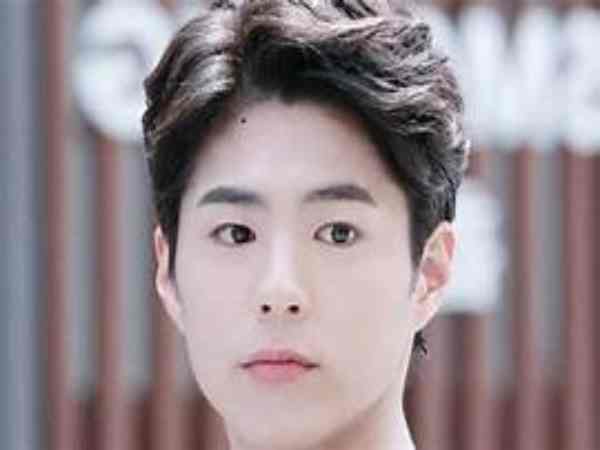 Nốt ruồi trên trán gần chân tóc nam