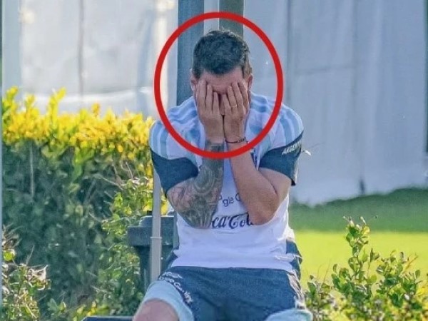 Tin WC: Khoảnh khắc Messi ôm mặt trước World Cup